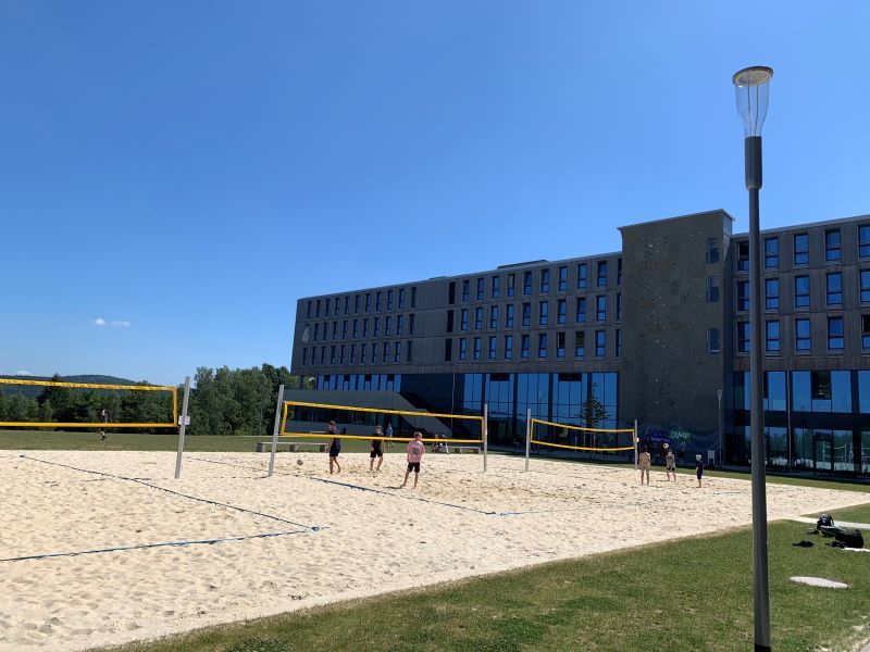 Sportcamp Außenbereich Volleyball u. Gebäude m. Personen