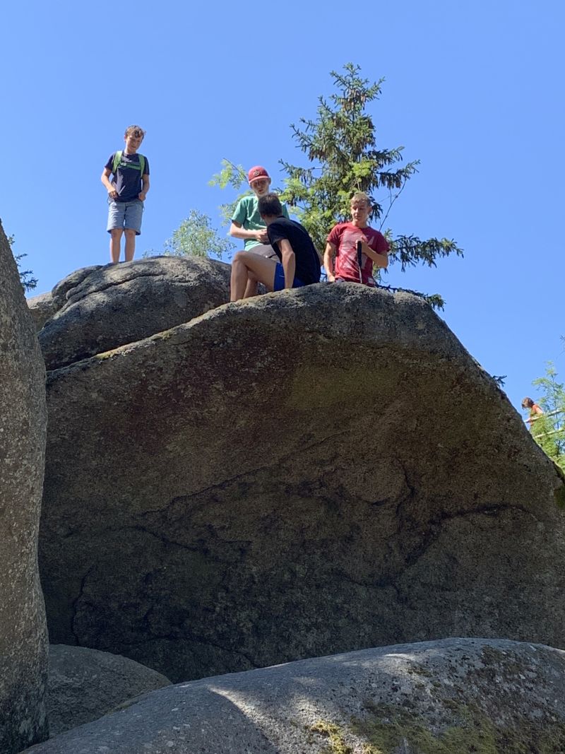Gipfel Jugendliche auf dem Felsen
