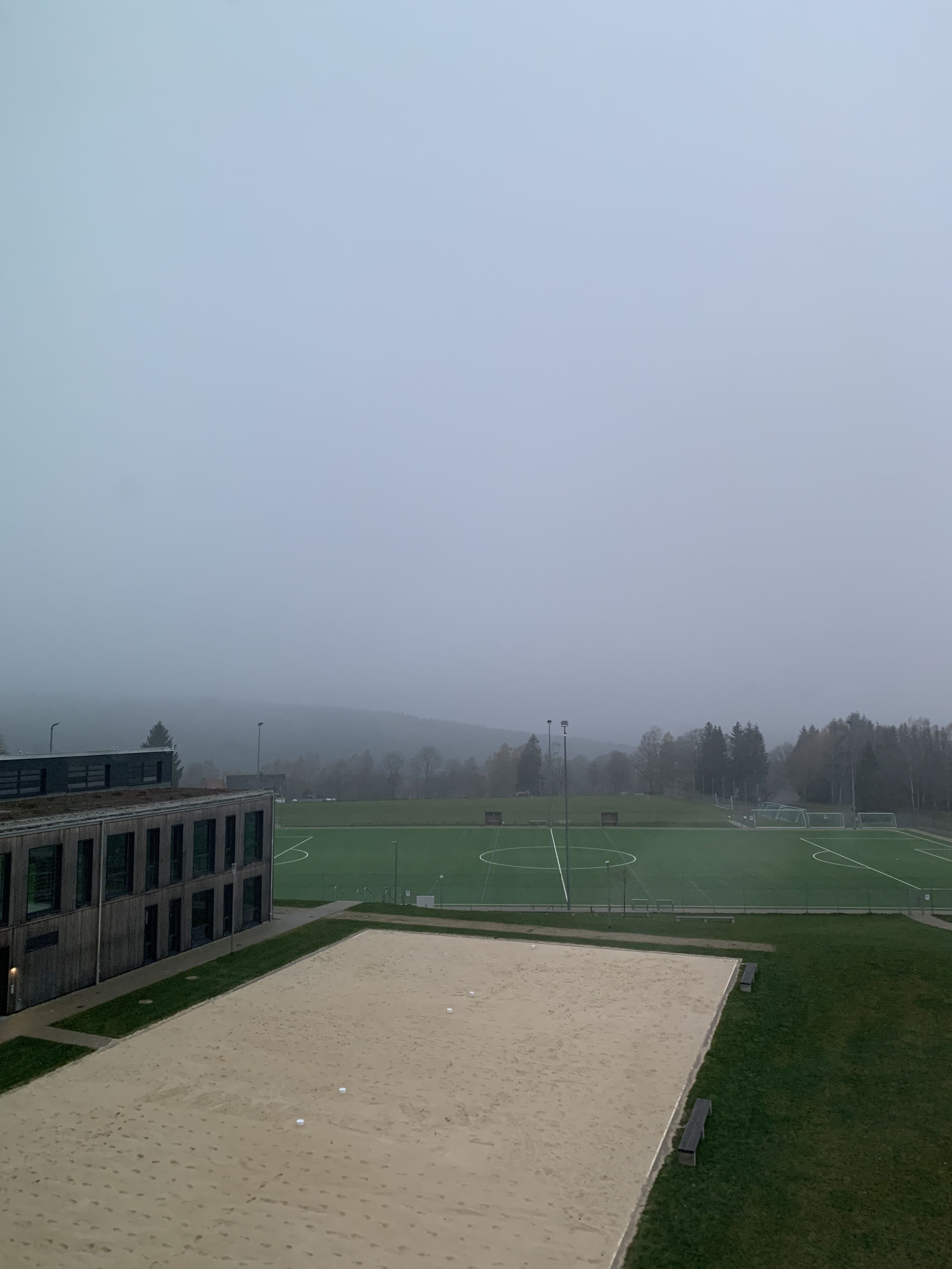 Sportcamp außen Nebel